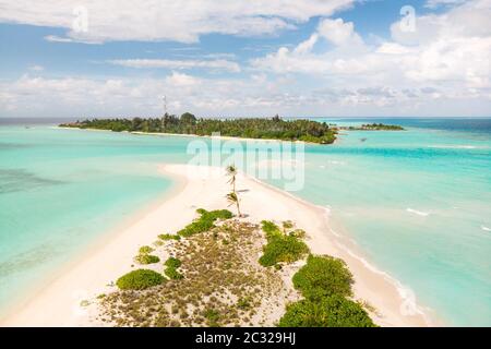 Imaginez une plage parfaite et un lagon turquoise sur une petite île tropicale aux Maldives. Banque D'Images