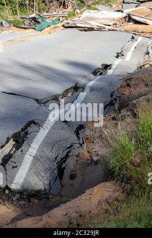 Route endommagée par une inondation près de Sanford, MI, États-Unis, le 11 juin 2020, la culasse originale du barrage et l'inondation se sont produites le 20 mai 2020 par James D Coppinger/Dembinsky photo Banque D'Images