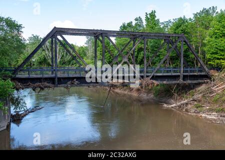 Pont ferroviaire, rivière Tittakawassee, Flood dégâts, Sanford, Michigan, États-Unis. 6-11-2020, la culasse originale du barrage et les inondations se sont produites 5-20-2020, par James D. Banque D'Images