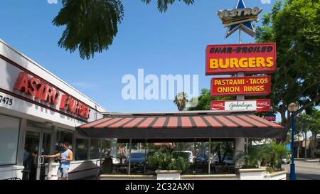 BEVERLY HILLS, CA, USA -AOÛT 25 2015: L'extérieur du restaurant d'astrohamburgers à los angeles Banque D'Images