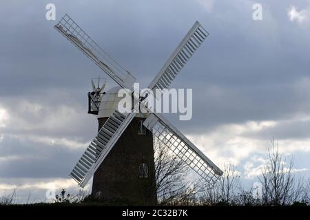 Dans le moulin de Wilton Pewsey Vale, Wiltshire, Royaume-Uni. Ciel gris en arrière-plan. Du point de vue de l'avant. Banque D'Images