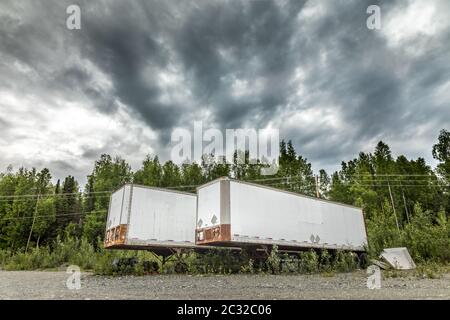 Semi-remorques garées sur une route de terre en Alaska Banque D'Images