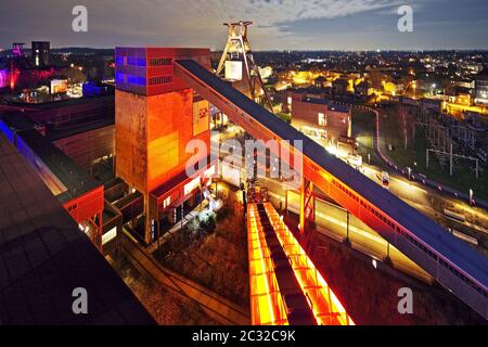 Mine de charbon Zeche Zollverein arbre XII avec cadre, illuminé la nuit, Essen, Allemagne, Europe Banque D'Images