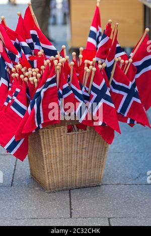 De nombreux drapeaux norvégien dans Panier à Street Banque D'Images