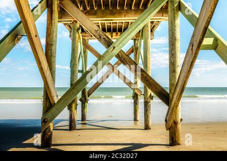 Plage de sable fin et de la jetée sur l'île de Edisto, Caroline du Sud Banque D'Images