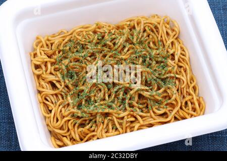 Instant nouilles frites dans une tasse en plastique, Yakisoba Banque D'Images