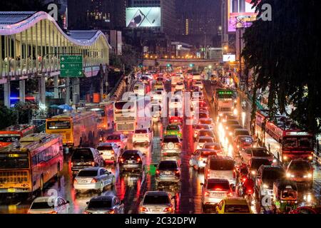 Bangkok-Thaïlande SEP 5 2018 : embouteillage sur Ratchadamri Rd, de l'intersection Pratunam dans la soirée après le travail et la pluie Banque D'Images