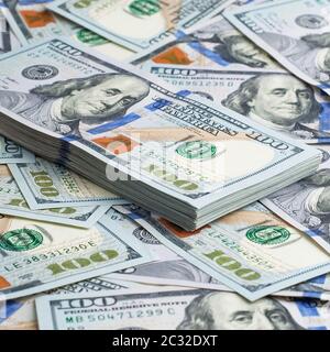 Un paquet de dollars américains sur la base de centaines de dollar bills Banque D'Images