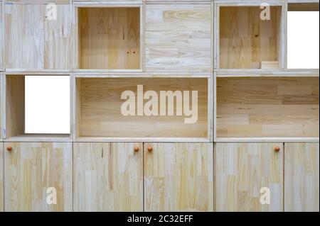 Gros plan une armoire moderne en bois et une boîte vide pour mettre un objet, isolée sur fond blanc Banque D'Images