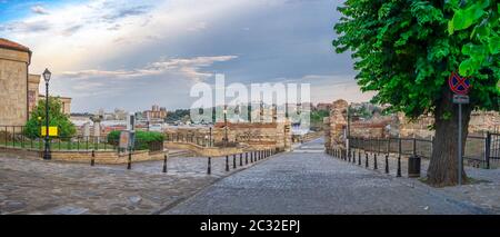 Nessebar, Bulgarie - 07.10.2019. Ruines d'anciennes fortifications à l'entrée de la vieille ville de Nessebar, Bulgarie, sur l'apparence d'un matin d'été Banque D'Images