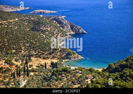 Petite baie tranquille sur l'île grecque Banque D'Images