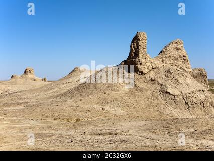 Ruines de l'ancienne forteresse de Khorezm dans le désert. L'Ouzbékistan Banque D'Images