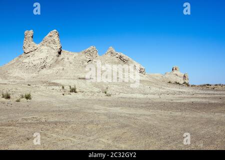 Les ruines de l'ancienne forteresse de Khorezm dans le désert. L'Ouzbékistan Banque D'Images
