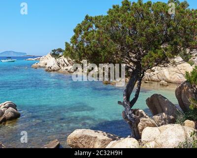 Criques et vues le long de la falaise pour arriver à la plage de Turtle Beach, Cala Girgolu, Sardaigne Banque D'Images