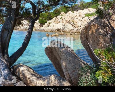 Criques et vues le long de la falaise pour arriver à la plage de Turtle Beach, Cala Girgolu, Sardaigne Banque D'Images