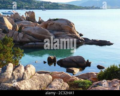 Criques et vues le long de la falaise pour arriver à la plage de Turtle Beach, Cala Girgolu, Sardaigne Banque D'Images