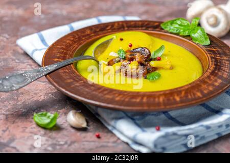 Soupe de chou-fleur aux champignons, à l'ail et au curcuma. Banque D'Images