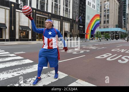 New York, États-Unis. 18 juin 2020. Abdul Hussein se promène dans la Cinquième Avenue, portant en rouge, blanc et bleu, avec une balle de football peinte dans le même coloris est cité comme disant « apporter le bonheur à tout le monde, où que vous soyez » à New York, NY, le 18 juin 2020. Après près de trois mois de fermeture, la phase 2 débute le 22 juin, dans le cadre de la première phase de réouverture, la construction, le commerce de détail, la fabrication et le commerce de gros sont autorisés à reprendre à New York. (Anthony Behar/Sipa USA) crédit: SIPA USA/Alay Live News Banque D'Images