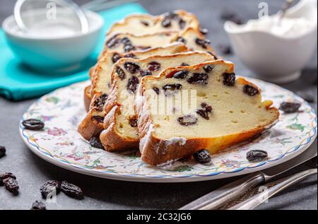 Cocotte de fromage maison avec raisins secs. Banque D'Images