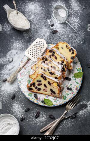 Cocotte de fromage cottage sucré avec semoule et raisins secs. Banque D'Images