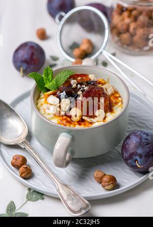 Porridge de millet sans gluten dans un bol en céramique. Banque D'Images