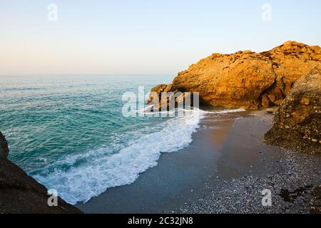 Plage sur la côte méditerranéenne de la mer à Nerja Banque D'Images