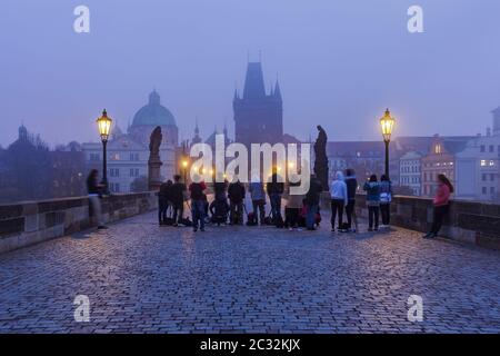 Photographes sur le pont Charles à Prague - République tchèque Banque D'Images
