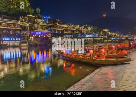 Fenghuang, Chine - 29 mai 2018 : ancienne ville de Fenghuang au coucher du soleil à Hunan Banque D'Images