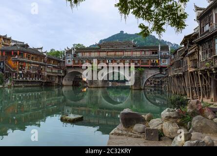 Fenghuang, Chine - 29 mai 2018 : ancienne ville de Fenghuang au coucher du soleil à Hunan Banque D'Images