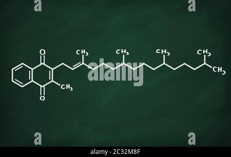 Modèle structural de la vitamine K sur le tableau noir. Banque D'Images