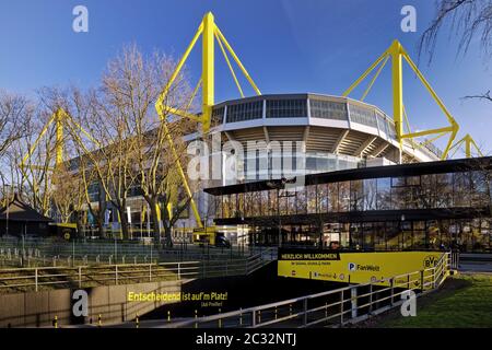 Stade de football Borussia Dortmund avec magasin de fans, signal Iduna Park, Dortmund, Allemagne, Europe Banque D'Images