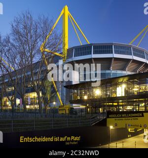 Stade de football Borussia Dortmund avec magasin de fans dans la soirée, Dortmund, Allemagne, Europe Banque D'Images