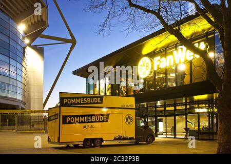 Borussia Dortmund Fan Shop au signal Iduna Park avec Pommesbude, Dortmund, Allemagne, Europe Banque D'Images