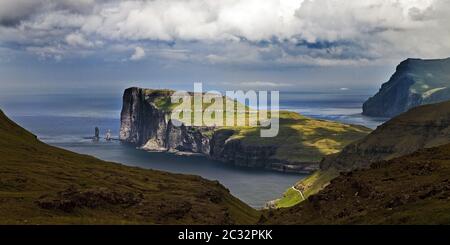 Paysage avec vue sur la côte d'Eysturoy dans l'Atlantique nord depuis Streymoy, Feroier, Danemark Banque D'Images