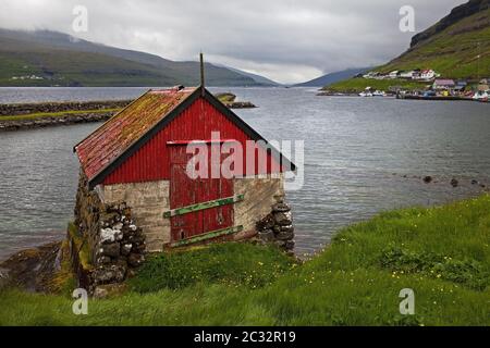 Petite maison de pêcheur sur l'Atlantique dans la ville de Haldarsvik, Streymoy, Feroeer, Danemark Banque D'Images