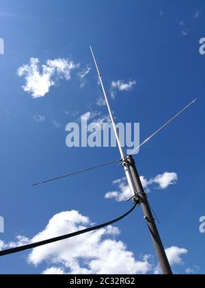 Antenne Monopole sur le toit devant le ciel bleu pour les télécommunications