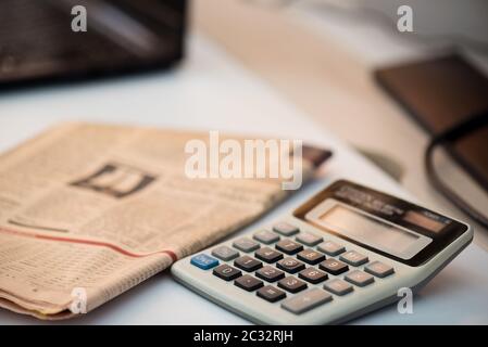 Calculatrice et journal financier. Concept de coronavirus. Concept « travail à domicile ». Banque D'Images