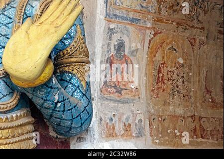 Statue de Bouddha à l'intérieur d'une pagode, Bagan, Myanmar (Birmanie) Banque D'Images