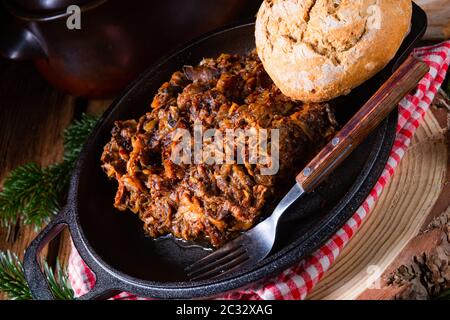 Bigos polonais avec saucisse et prune séchée Banque D'Images