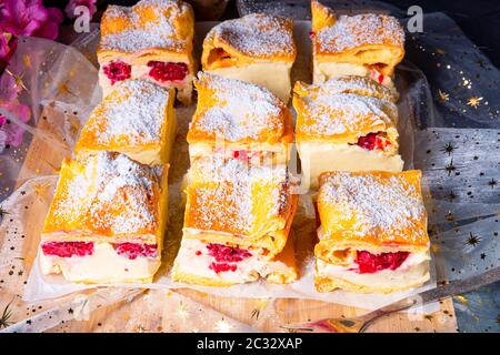 Karpatka - un délicieux gâteau polonais Banque D'Images