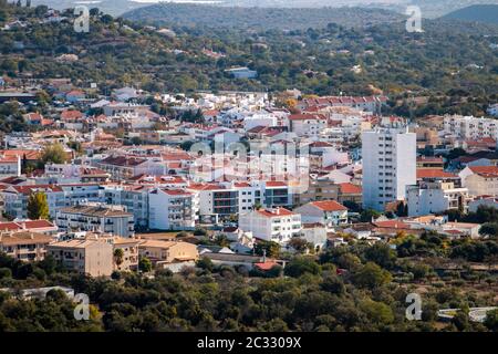 Vue sur le paysage du village de Sao bras de Alportel, situé au Portugal. Banque D'Images