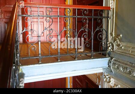 Décoration fragmente sur l'escalier principal du bâtiment dans le style Art Nouveau sur la 7ème rue Krasnoarmeiskaya