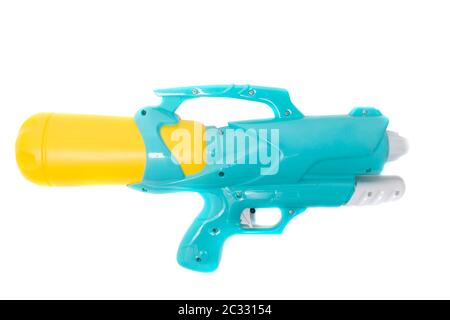 Pistolet à eau en plastique coloré isolé sur un fond blanc. Banque D'Images