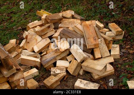 Bois a été sciées en petits morceaux et empilés Banque D'Images