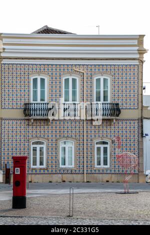 Vue sur la belle architecture typique des bâtiments de villes portugaises. Banque D'Images