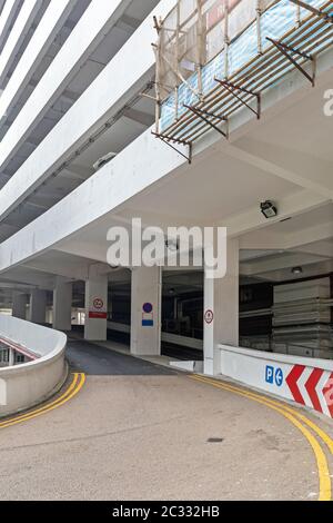 Un parking de plusieurs étages rampe Garage à Hong Kong Banque D'Images