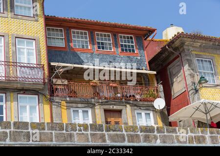 Porto, Portugal. 17 avril 2017 : Les bâtiments colorés typiques de la Ribeira avec les célèbres magasins, restaurants et bars construit dans le ston Banque D'Images