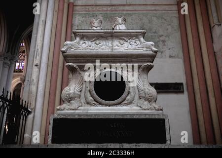 Tours, France - 8 février 2020: Vue sur la tombe des deux premiers enfants de Charles VIII et d'Anne de Bretagne dans la cathédrale Saint Gatien de Tou Banque D'Images