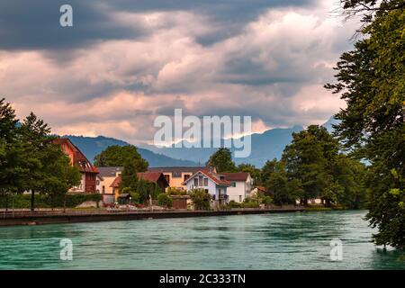 Rivière Aare dans la vieille ville d'Interlaken, important centre touristique dans les Hautes-terres bernoises, Suisse. Banque D'Images