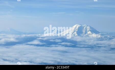 vue aérienne du mont rainier, du mont adams et de mt st helens près de seattle Banque D'Images